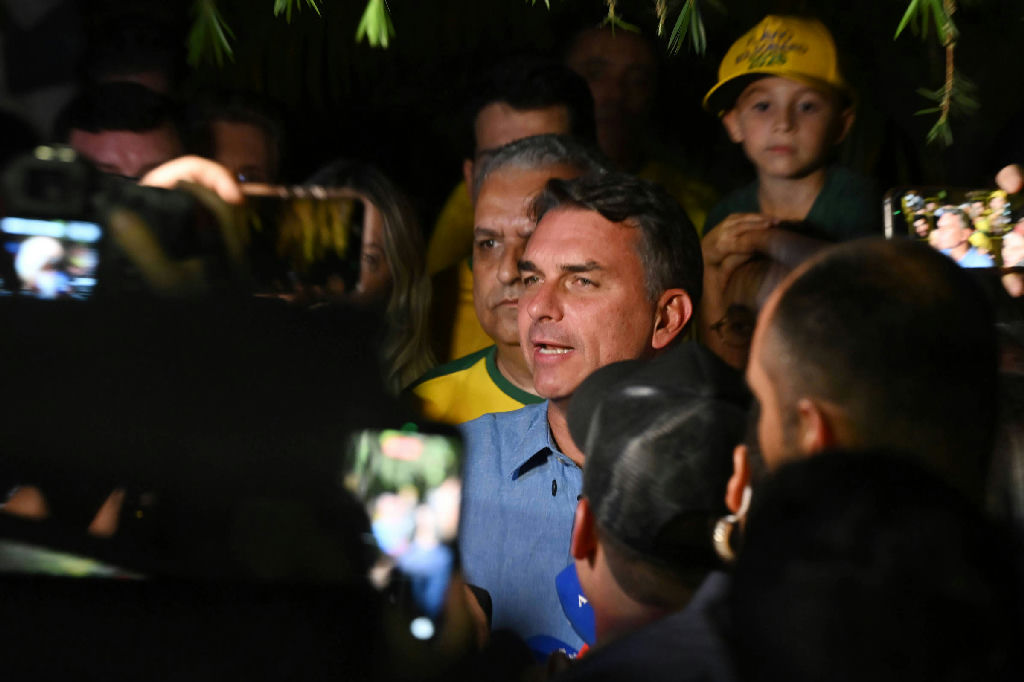 Flávio Bolsonaro articula apoio do Republicanos para fortalecer campanha no segundo turno