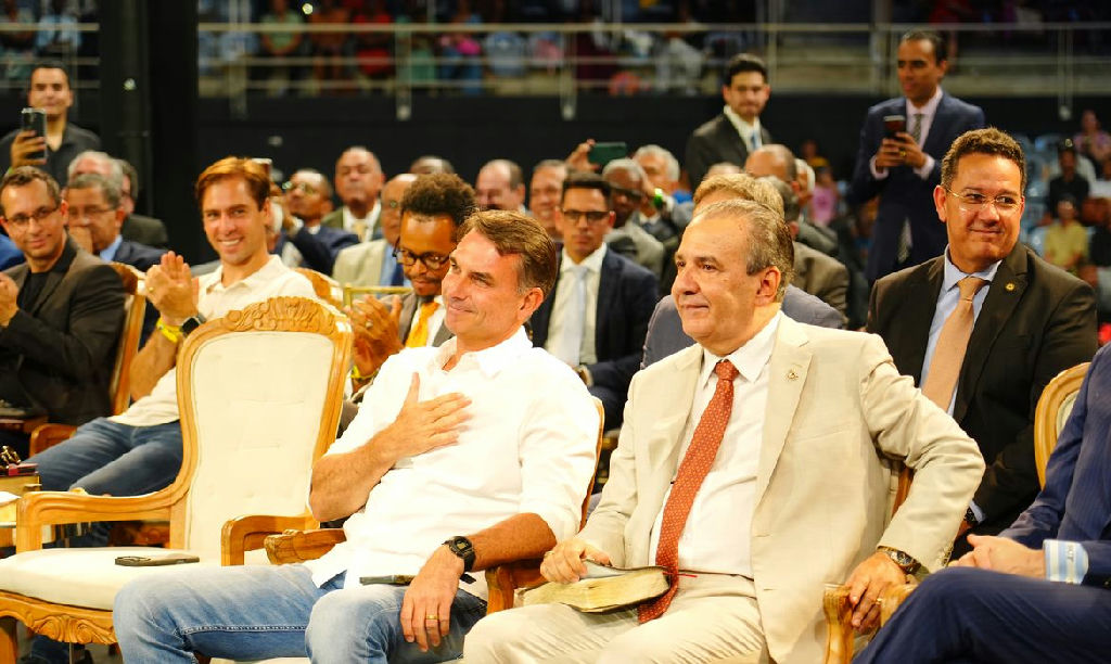 Flávio Bolsonaro articula apoio em São Paulo e foca em discurso econômico para o segundo turno