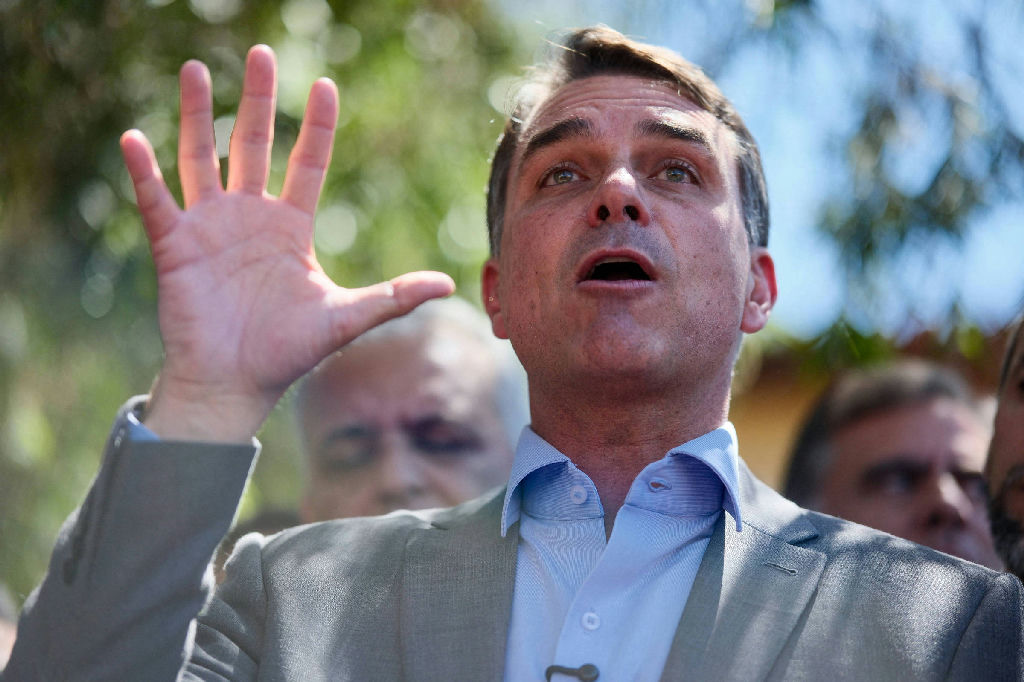 Flávio Bolsonaro assume protagonismo e detalha agenda política após primeiro turno