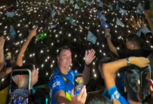 Flávio bolsonaro busca apoio do público lgbtqia+ em comício
