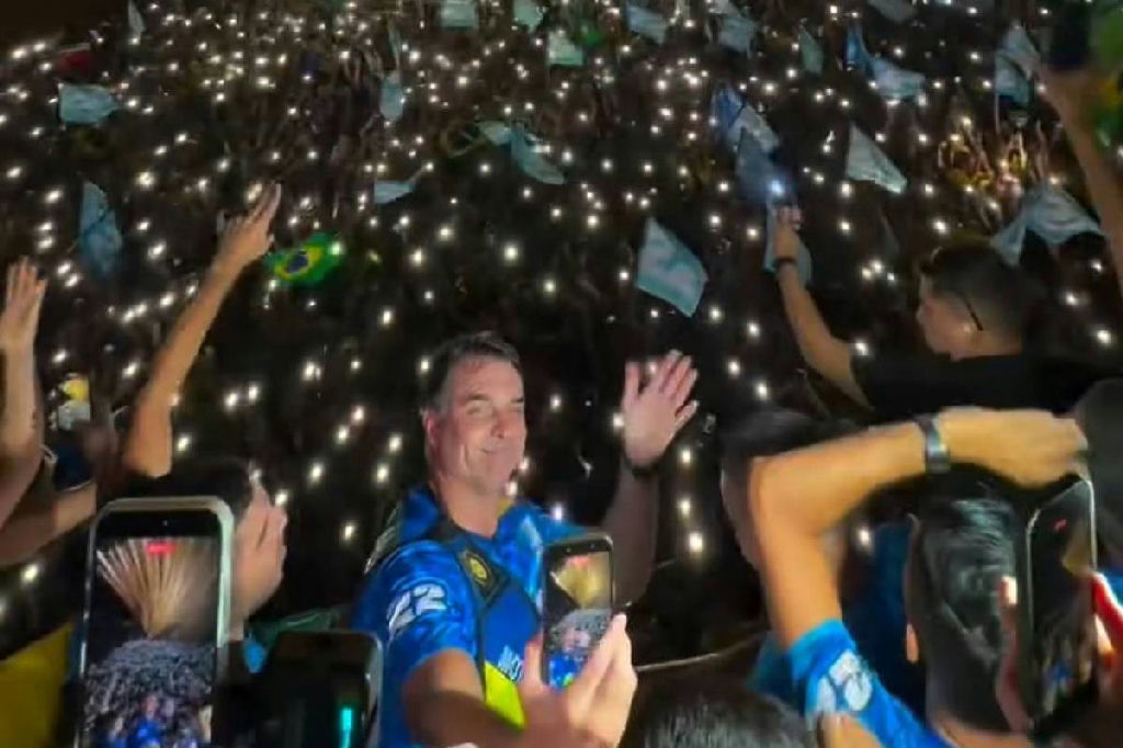 Flávio bolsonaro busca apoio do público lgbtqia+ em comício