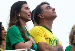 Flávio Bolsonaro cancela transmissão ao vivo e equipe aponta aniversário da esposa