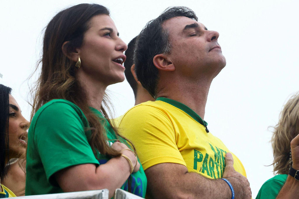 Flávio Bolsonaro cancela transmissão ao vivo e equipe aponta aniversário da esposa