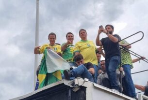 Flávio bolsonaro chama o pai de professor durante ato político no espírito santo