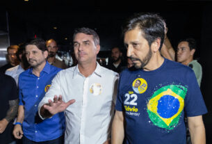 Flávio Bolsonaro cobra agilidade do TSE contra fake news em encontro com aliados em São Paulo