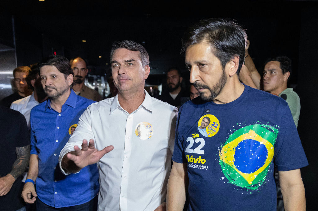 Flávio Bolsonaro cobra agilidade do TSE contra fake news em encontro com aliados em São Paulo