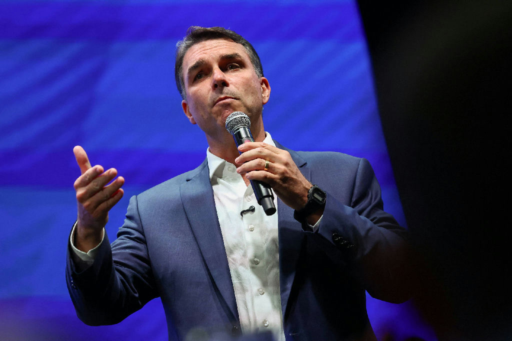 Flávio Bolsonaro confirma presença em debate da Band após recuo estratégico