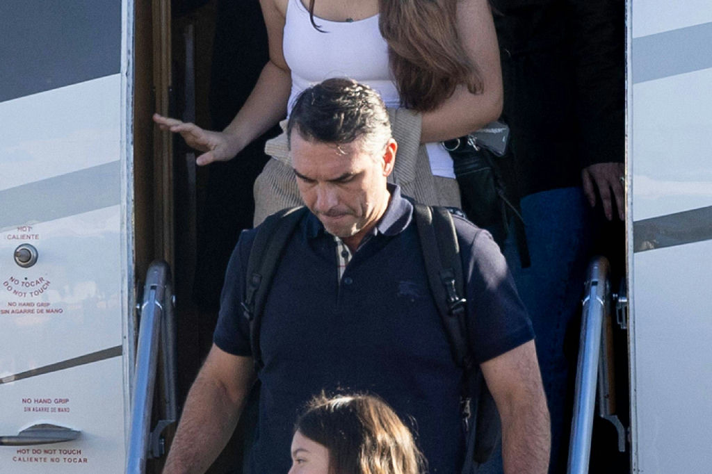 Flávio Bolsonaro embarca em jato de empresa ligada a escândalo argentino