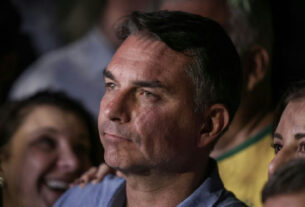 Flávio bolsonaro evita detalhar propostas e faz acusações durante sabatina televisiva