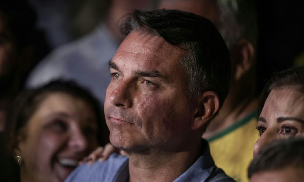 Flávio bolsonaro evita detalhar propostas e faz acusações durante sabatina televisiva