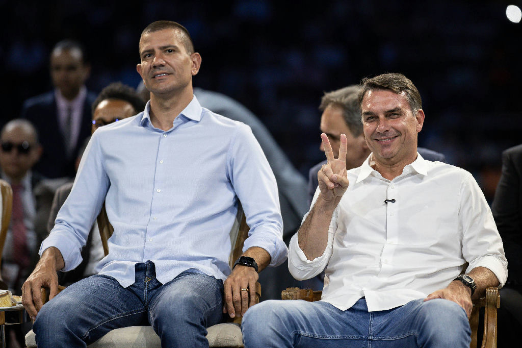 Flávio Bolsonaro festejou saída de Garotinho da Segurança Pública fluminense em 2004