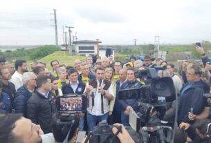 Flávio Bolsonaro ignora debate sobre escala 6x1 durante comício em Porto Alegre
