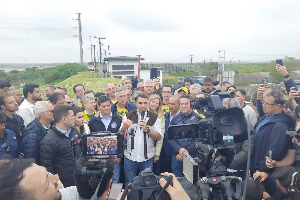 Flávio Bolsonaro ignora debate sobre escala 6x1 durante comício em Porto Alegre