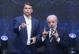 Flávio Bolsonaro imita tática de Trump e causa tensão com Lula em debate