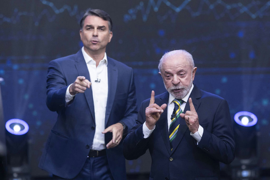 Flávio Bolsonaro imita tática de Trump e causa tensão com Lula em debate