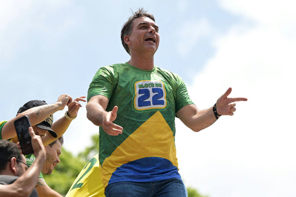 Flávio Bolsonaro orienta apoiadores a fiscalizar mesários após encerramento da votação