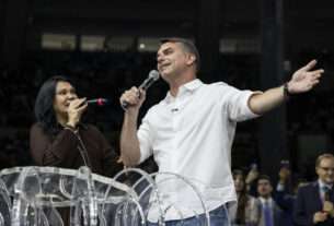 Flávio Bolsonaro participa de culto e recebe apoio de líder da Assembleia de Deus no Rio