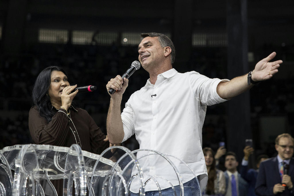 Flávio Bolsonaro participa de culto e recebe apoio de líder da Assembleia de Deus no Rio