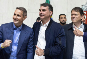 Flávio Bolsonaro prestigia aniversário de Guilherme Derrite em Sorocaba