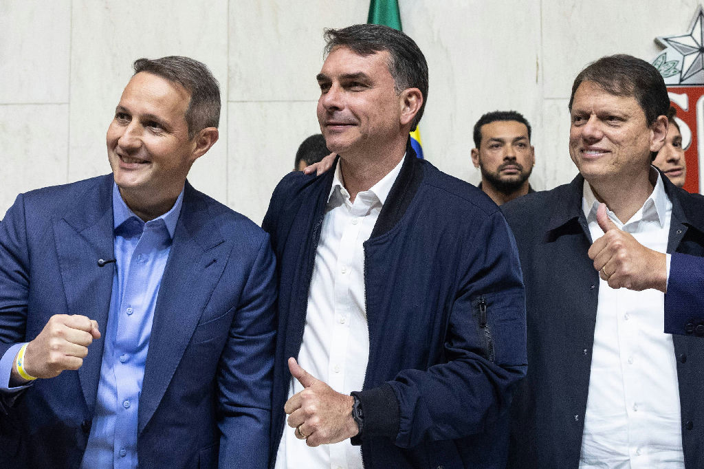 Flávio Bolsonaro prestigia aniversário de Guilherme Derrite em Sorocaba