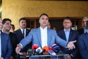 Flávio Bolsonaro projeta pai na rampa do Planalto em caso de vitória eleitoral