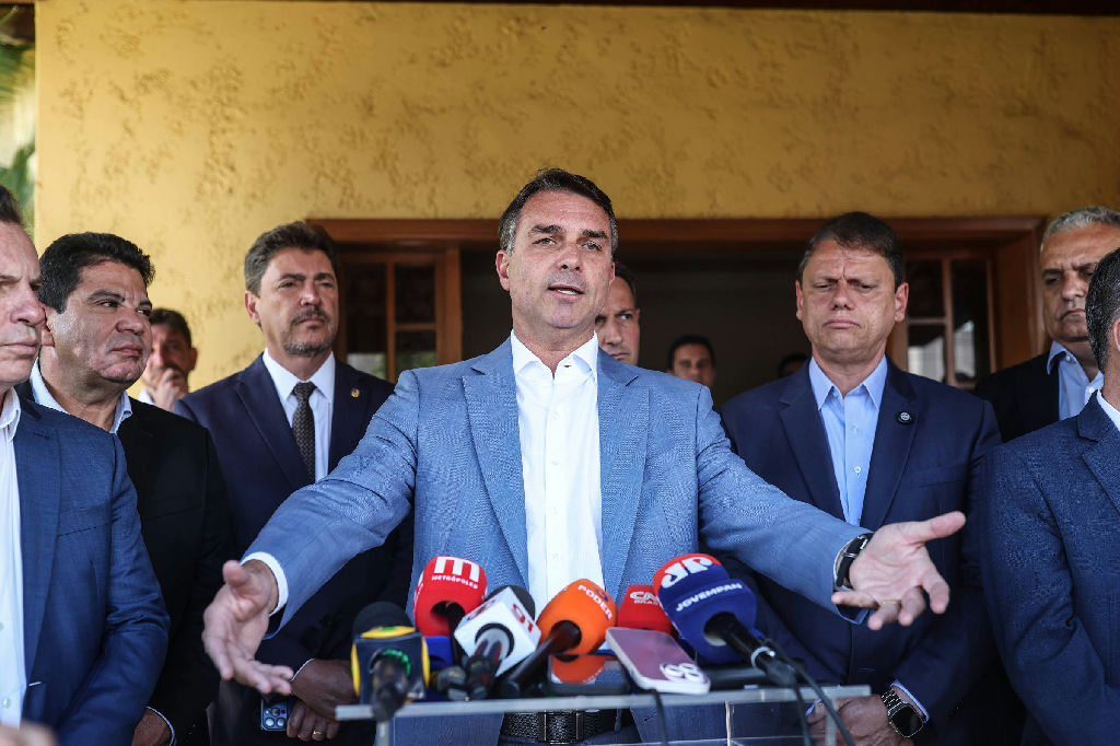 Flávio Bolsonaro projeta pai na rampa do Planalto em caso de vitória eleitoral