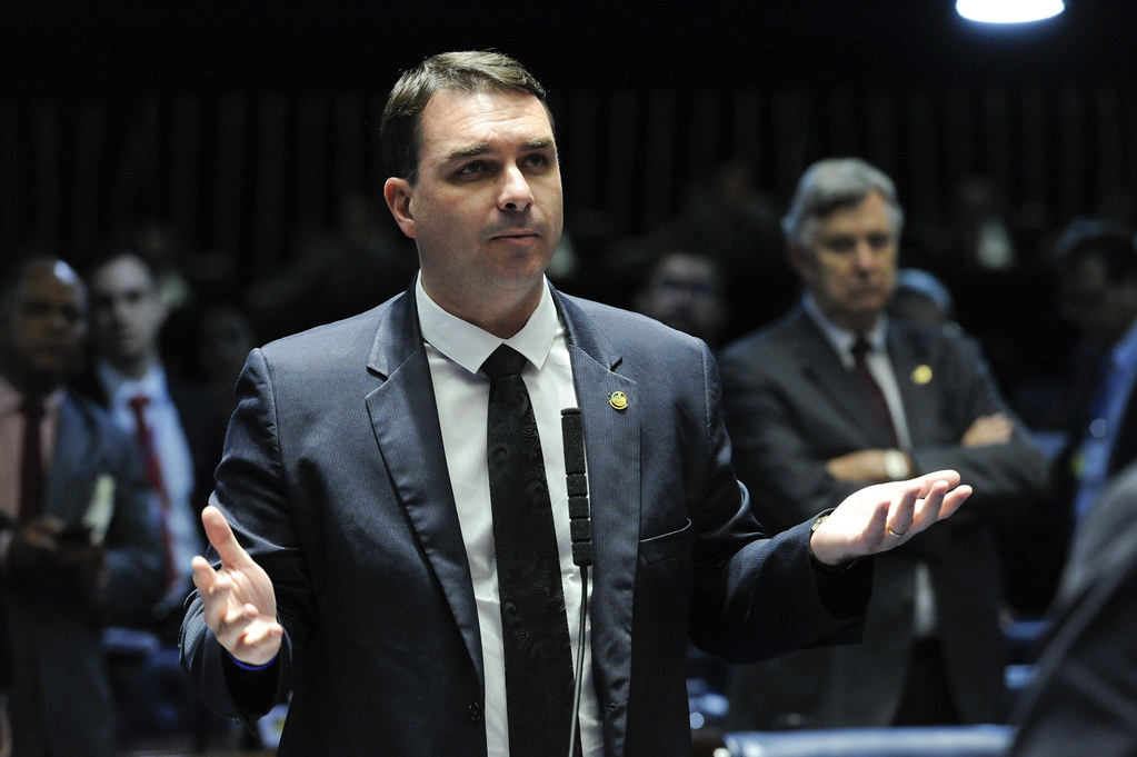 Flávio Bolsonaro promete a empresários rever PEC do fim da escala 6x1 se vencer eleições