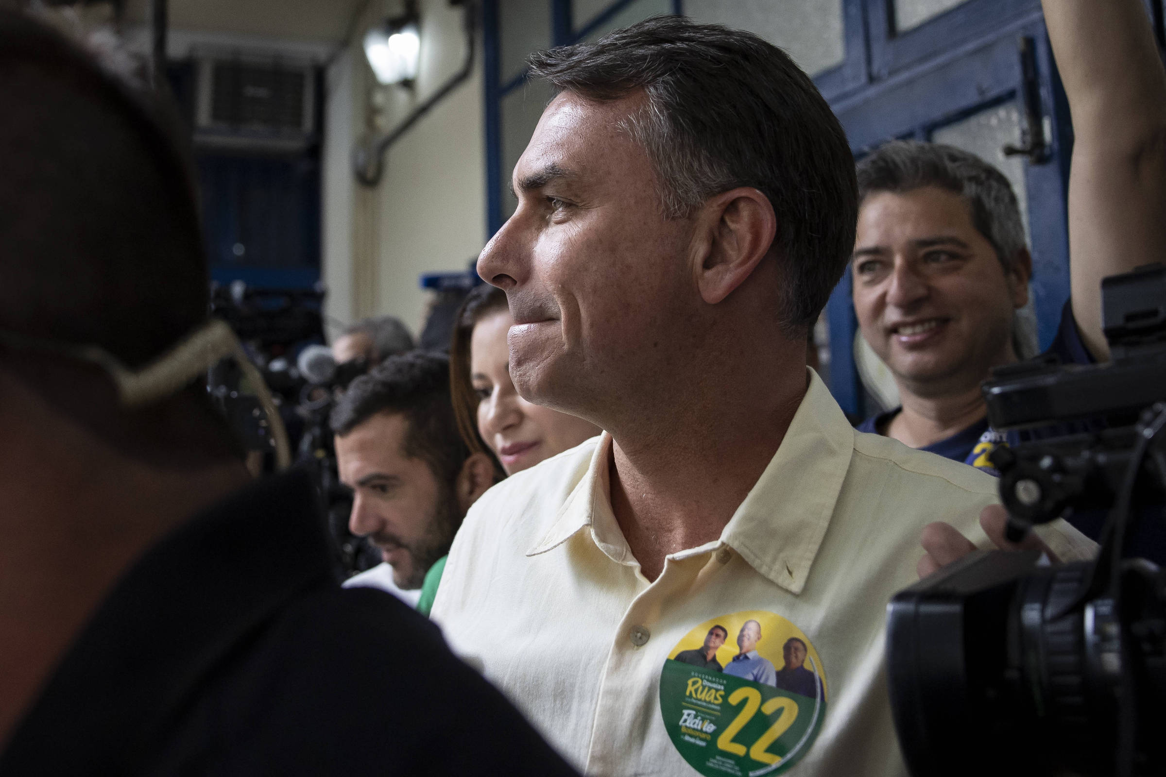 Flávio Bolsonaro promete garantia de liberdade de imprensa em discurso eleitoral