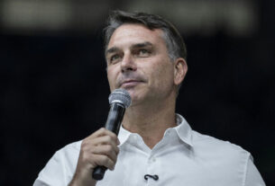 Flávio Bolsonaro retoma visitas a Jair Bolsonaro após autorização do STF