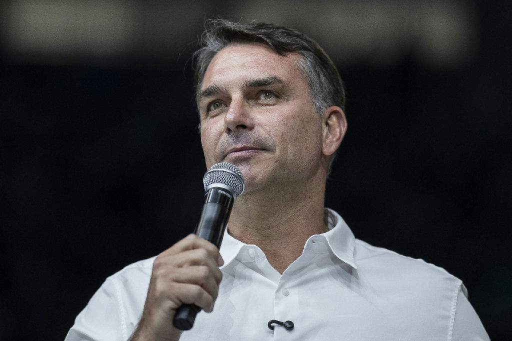 Flávio Bolsonaro retoma visitas a Jair Bolsonaro após autorização do STF