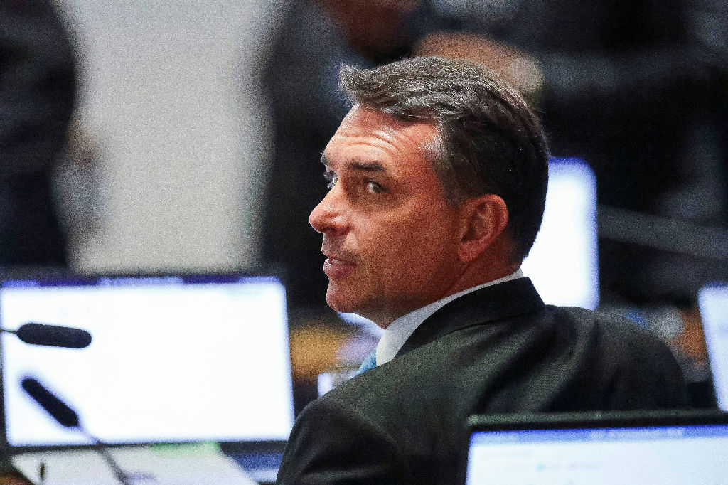 Flávio Bolsonaro sinaliza prioridade diplomática em Israel caso chegue à Presidência