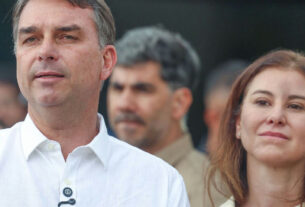 Flávio Bolsonaro vai à missa na Catedral de Brasília após liberação de visitas ao pai pelo STF