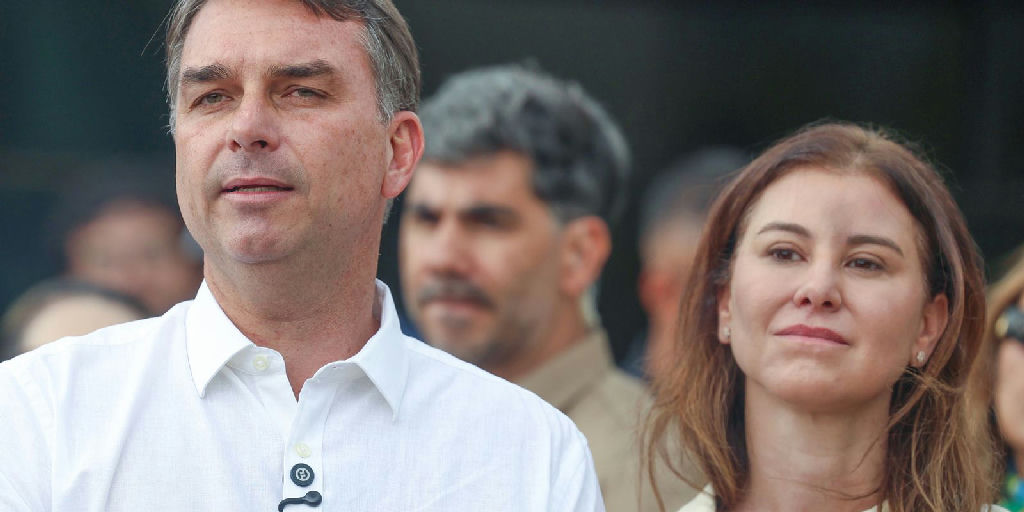 Flávio Bolsonaro vai à missa na Catedral de Brasília após liberação de visitas ao pai pelo STF