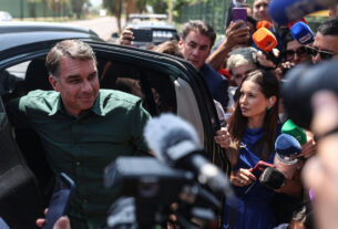 Flávio Bolsonaro visita pai após autorização do STF e projeta otimismo para o segundo turno