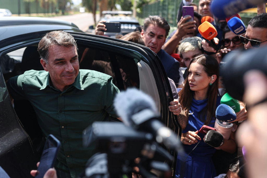 Flávio Bolsonaro visita pai após autorização do STF e projeta otimismo para o segundo turno