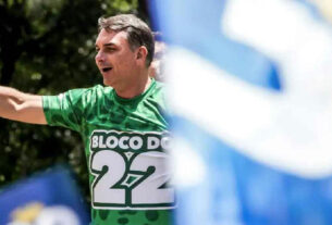 Flávio Bolsonaro vota no Rio de Janeiro, cobra mudanças e vai para Brasília acompanhar apuração