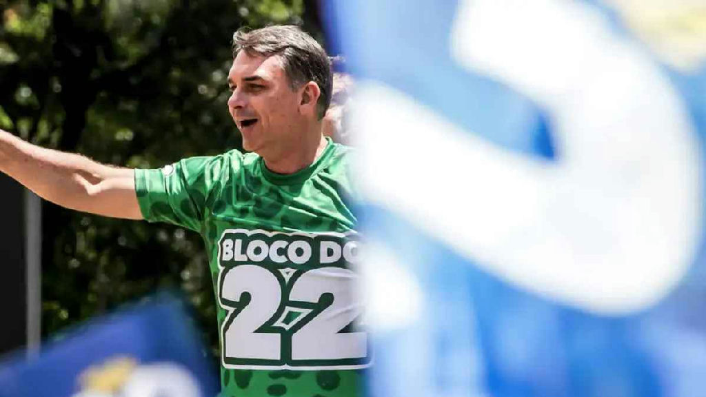 Flávio Bolsonaro vota no Rio de Janeiro, cobra mudanças e vai para Brasília acompanhar apuração