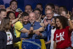 Foto da vitória de Lula revela troca de guarda e novos aliados