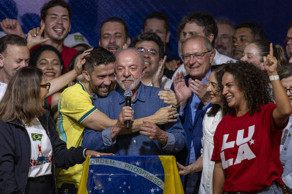 Foto da vitória de Lula revela troca de guarda e novos aliados