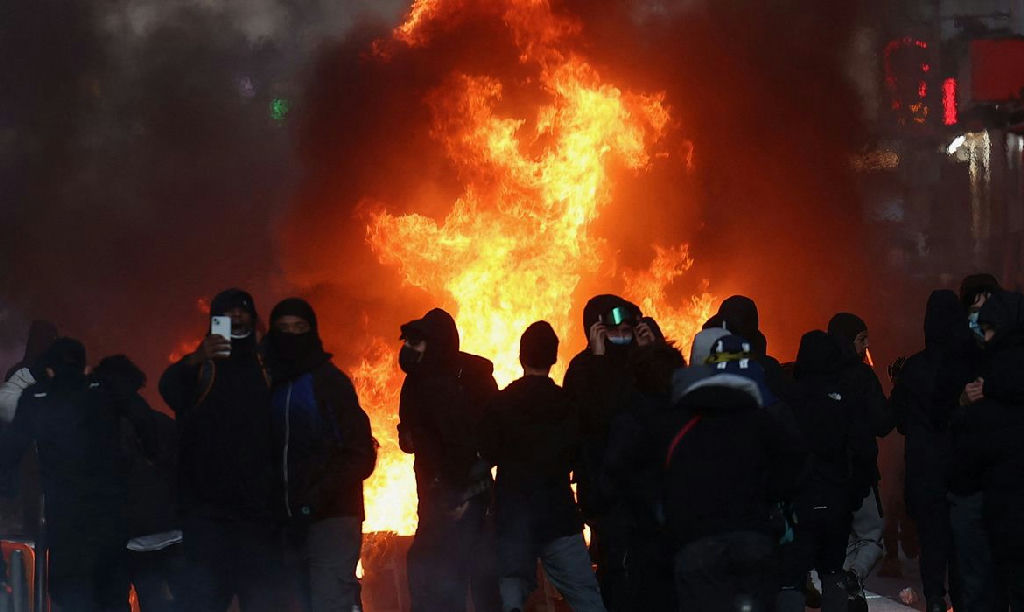 França enfrenta onda de violência após protestos contra alto custo de vida