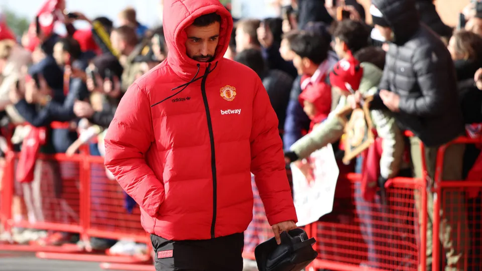 Gary Neville critica postura de Bruno Fernandes e aponta crise no Manchester United