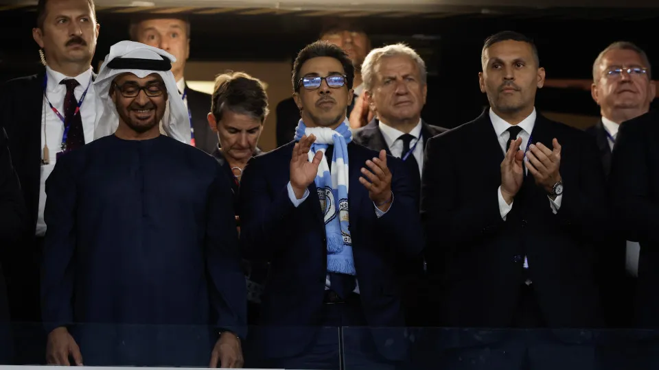 Gary Neville defende punição severa ao Manchester City após irregularidades financeiras