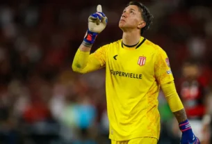 Goleiro Muslera brilha no Estudiantes e alcança a final da Libertadores após revés na Copa
