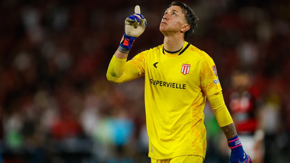 Goleiro Muslera brilha no Estudiantes e alcança a final da Libertadores após revés na Copa