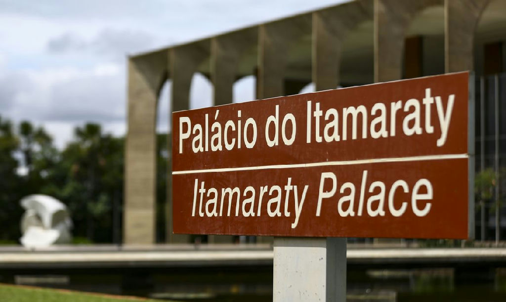 Governo brasileiro vê tentativa de interferência eleitoral em falas de Javier Milei