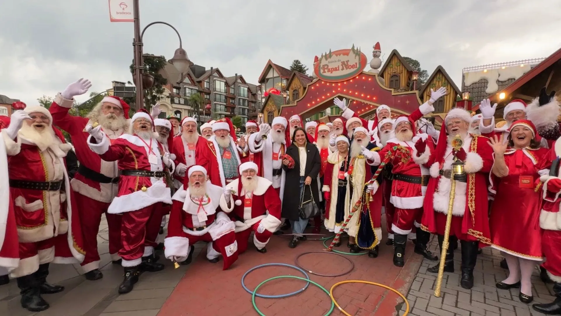 Gramado reúne dezenas de Papais Noéis em encontro nacional e emociona visitantes