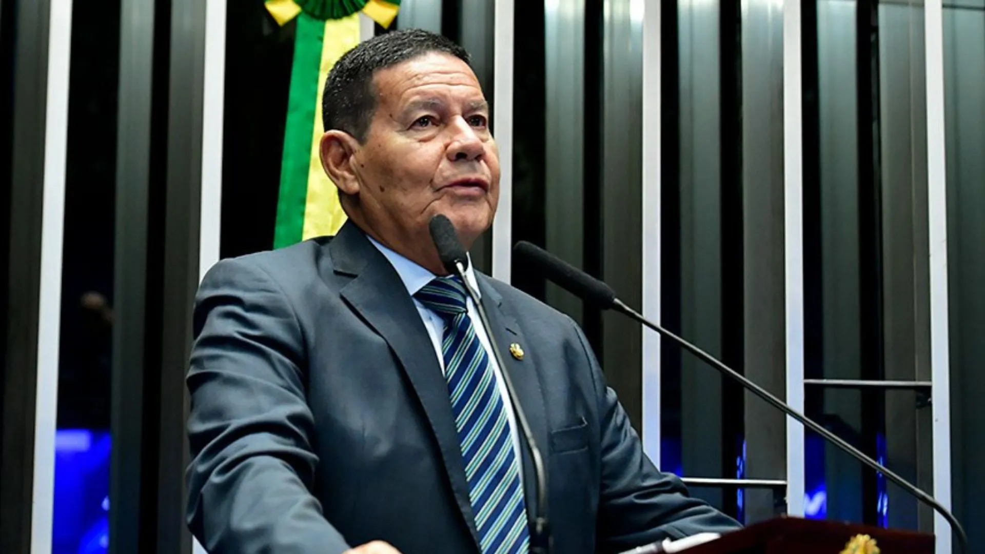 Hamilton Mourão é o único senador a votar contra o fim da escala 6x1 e conhece trajetória dele