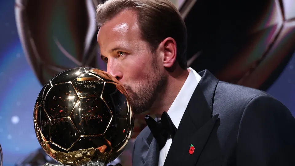 Harry Kane conquista a Bola de Ouro de 2026 e realiza o sonho de uma vida