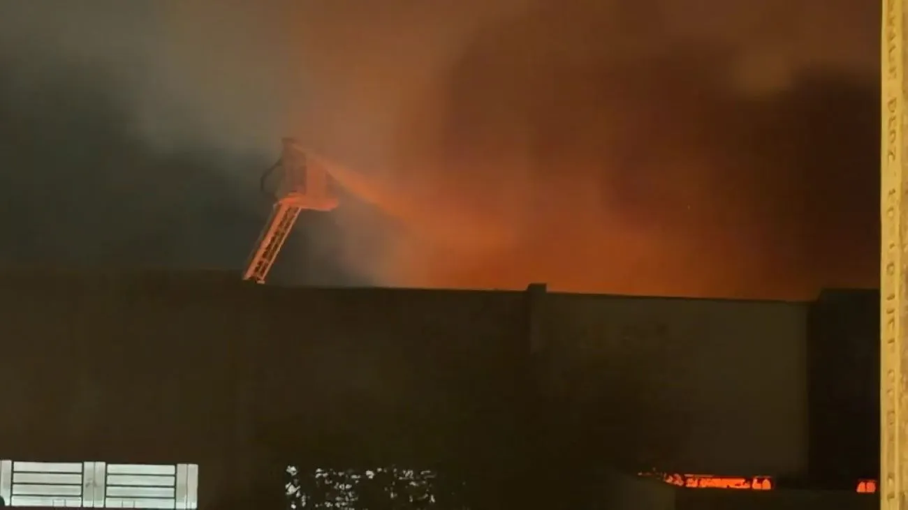 Incêndio destrói indústria gráfica na Zona Norte de Porto Alegre e cão é resgatado