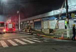 Incêndio destrói salas comerciais e provoca desabamento de telhado em São Leopoldo